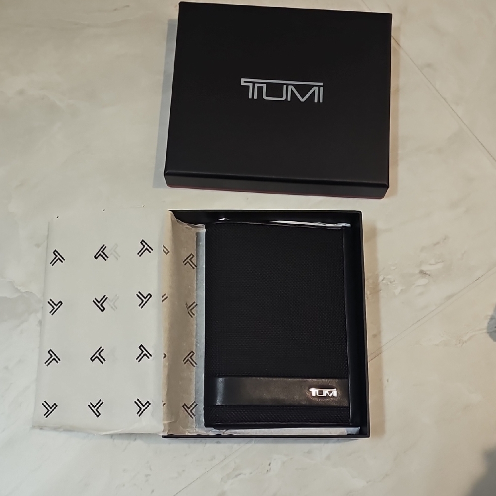 Tumi Black Textured Key & Card Holder